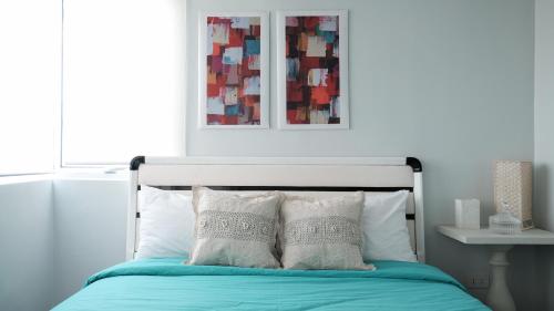 Postel nebo postele na pokoji v ubytování One bedroom budget condo in BGC