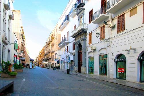 een lege straat in een stad met gebouwen bij Maqueda331 in Palermo