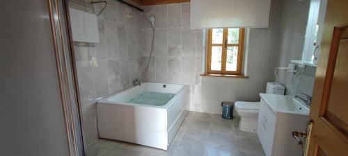 ein Badezimmer mit einer Badewanne, einem WC und einem Waschbecken in der Unterkunft Doğa İstasyon Hotel in Istanbul