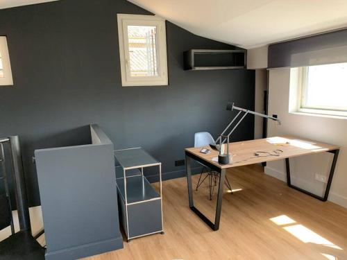 an office with a desk with a lamp on it at Superbe Appartement Intramuros in Avignon
