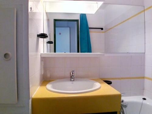een badkamer met een wastafel en een spiegel bij Studio Les Menuires, 1 pièce, 4 personnes - FR-1-344-1050 in Les Menuires