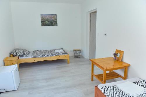 Sala de estar con cama y mesa en Borács Winedégház en Bogács