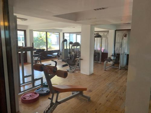 einen Fitnessraum mit mehreren Laufbändern in einem Zimmer in der Unterkunft 7 apartments in Alexander complex in Bansko