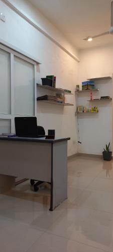 una oficina con escritorio y ordenador portátil. en SOFT LINK APARTMENT, en Moratuwa