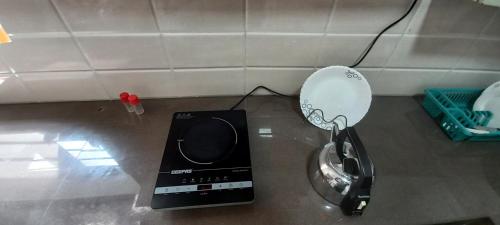 encimera de cocina con secador de pelo y licuadora en SOFT LINK APARTMENT, en Moratuwa