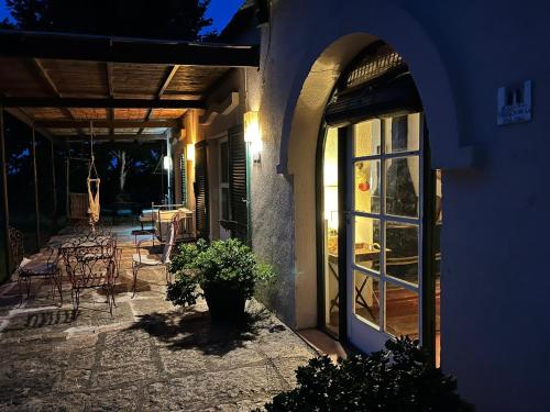 a building with a patio with chairs and a window at Sarandí de Mariscala in Mariscala