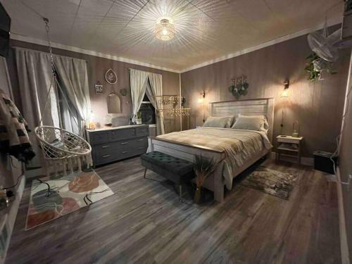 - une chambre avec un grand lit et du parquet dans l'établissement Birdie's Nest 2446, à Au Sable Forks
