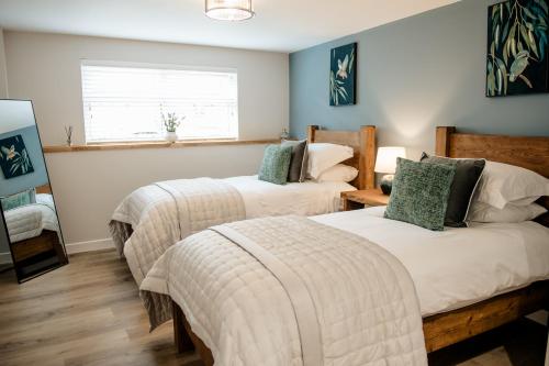 1 Schlafzimmer mit 2 Betten und einem Fenster in der Unterkunft Otterburn House in Rothesay