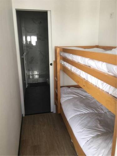 um quarto com um beliche e uma porta para um quarto em Appartement Vue Montagne em Val Louron