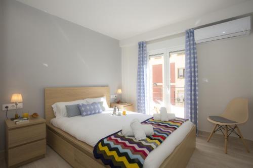 - une chambre avec un grand lit et une fenêtre dans l'établissement SingularStays Calderon, à Valence