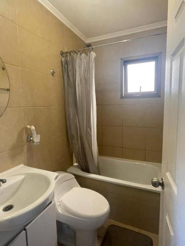 uma casa de banho com um lavatório, um WC e uma banheira em Casa condominio para 3 personas em Angol