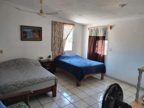 a bedroom with two beds and a window at Casa Tortuga - Excelente ubicación - Cerca de playa in Lázaro Cárdenas