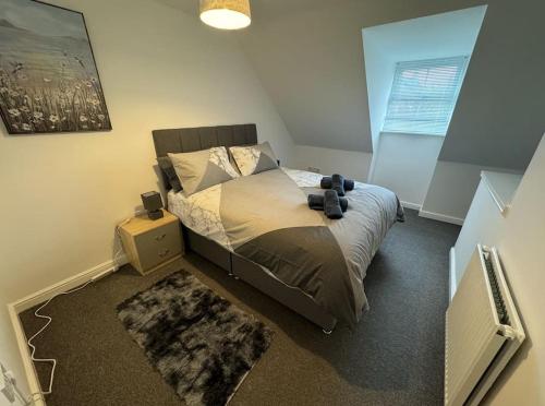 a bedroom with a large bed with a rug at Modern TownHouse - 3 bed 2.5 bath 2 Private Gated Parking in Wellingborough