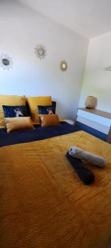 - une chambre avec 2 lits jumeaux et une couverture brune dans l'établissement Résidence Horizon Marin, à Sète