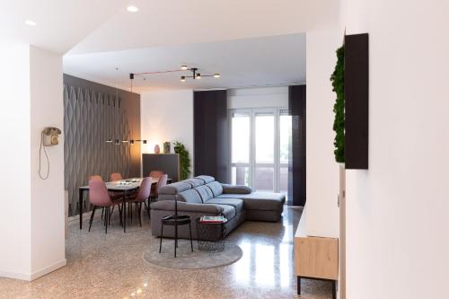 sala de estar con sofá y mesa en Exclusive Guest House - Fiera Milano Rho, en Rho
