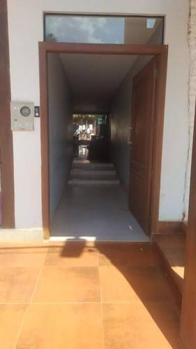 una porta aperta su un corridoio in un edificio di Barbara House San Ignacio a San Ignacio de Velasco