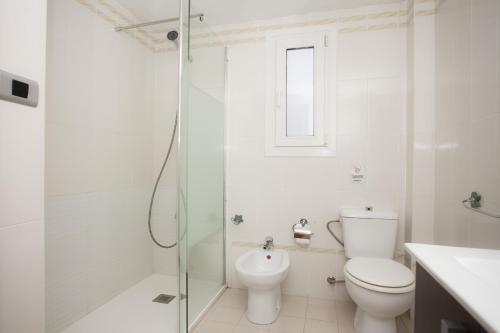 La salle de bains blanche est pourvue d'une douche et de toilettes. dans l'établissement SingularStays Esteban Ballester, à Valence