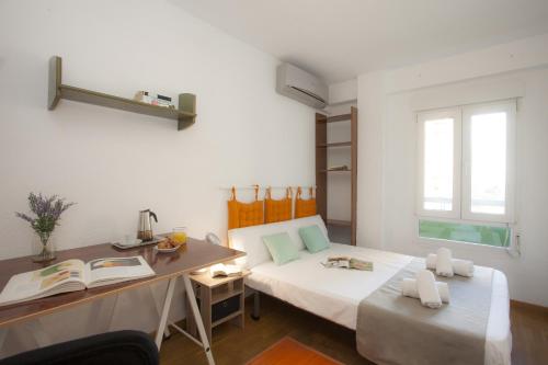 - une chambre avec un lit et un bureau dans l'établissement SingularStays Esteban Ballester, à Valence