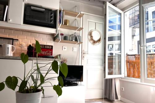 A kitchen or kitchenette at Cozy love cocoon in the heart of Paris 2nd