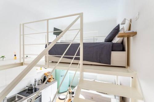 1 dormitorio con 1 cama en una habitación blanca en Briano's House (Navigli-Bocconi-Fondazione Prada) en Milán