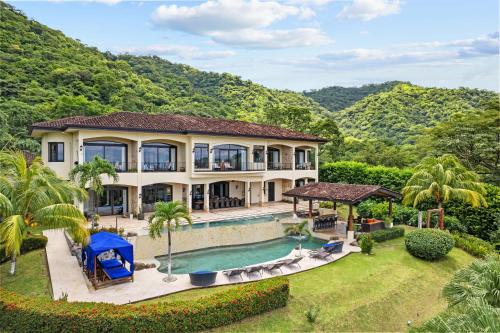 - une vue aérienne sur une maison avec une piscine dans l'établissement Villa Buena Onda All Inclusive, à Coco