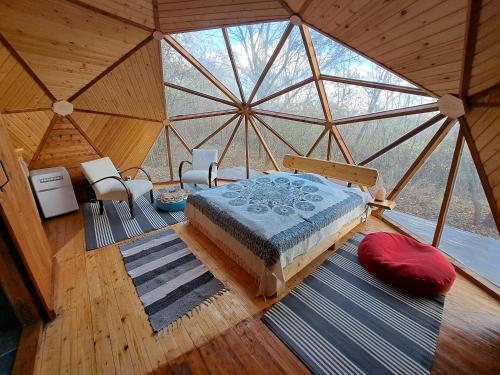 una vista sul soffitto di una camera da letto in una yurta di Lélek Lak Dome a Debrecen