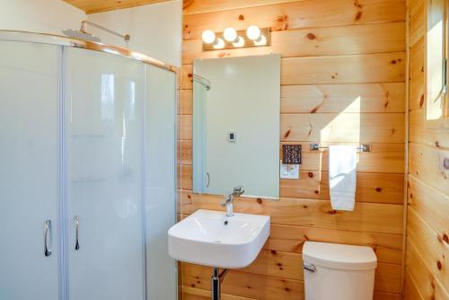 uma casa de banho com um lavatório e um chuveiro em Windham Vacation Rental 1 Mi to Ski Resort! em Windham