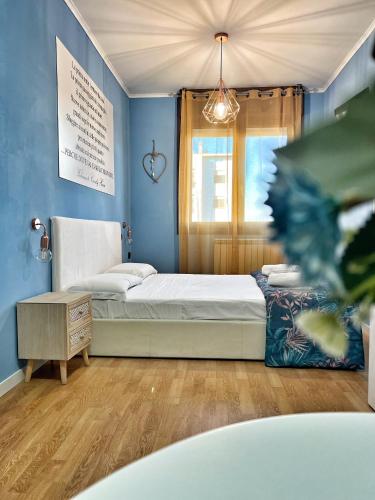 sypialnia z 2 łóżkami i oknem w obiekcie Candy House w mieście Lido di Ostia