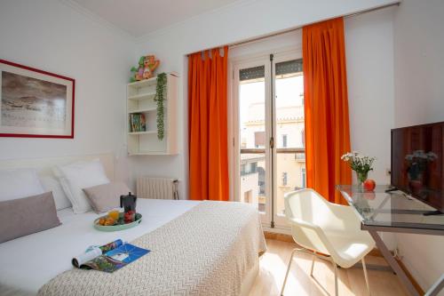 Un dormitorio con una cama con un bol de fruta. en SingularStays Reina II, en Valencia