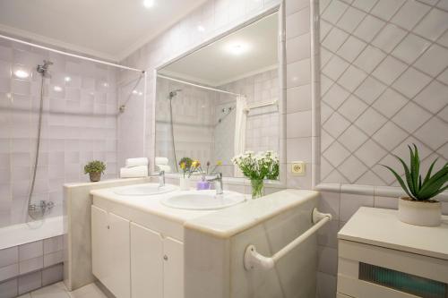 Baño con 2 lavabos y espejo en SingularStays Reina II, en Valencia