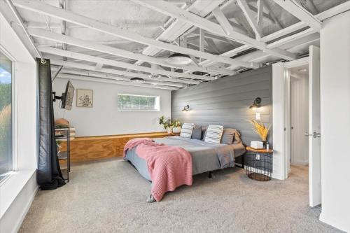 - une chambre avec un lit et un plafond blanc dans l'établissement The River Box - Luxury Container Home - views and Hot Tub, à Yakima