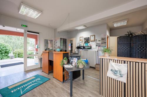 une chambre avec un comptoir et une table dans une pièce dans l'établissement Camping de Saverne, à Saverne