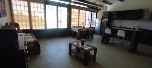 sala de estar con mesa y cocina en Ruka Baradero en Baradero
