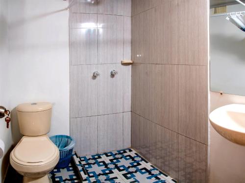 ein Bad mit einem WC und einem Waschbecken in der Unterkunft Secretos del Eden in Ruiosucio