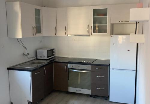 Kuchyň nebo kuchyňský kout v ubytování Apartmani Ema & Lana