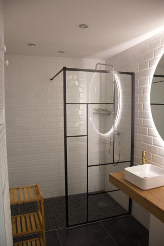 une douche en verre dans une salle de bain avec un lavabo dans l'établissement Appt 4/6 pers à 400 mètres de la plage, à Dunkerque