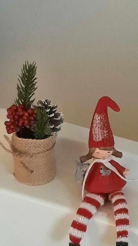a small elf figurine next to a potted plant at Tam's zolder in Boeschèpe