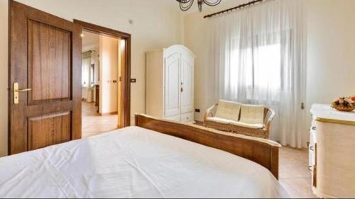 een slaapkamer met een groot bed en een raam bij VILLA ARCADIA in Oria
