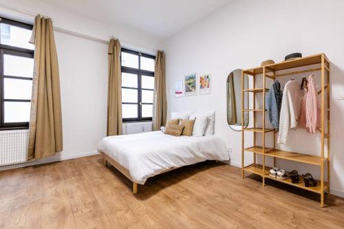 - une chambre avec un lit et une étagère avec des vêtements dans l'établissement Très chic studio/Petite France, à Strasbourg