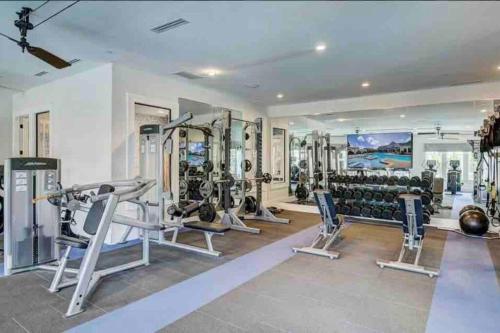 ein Fitnessstudio mit mehreren Laufbändern und Gewichten in der Unterkunft Luxury Home away from home ! in Franklin