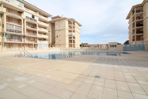 um pátio vazio num edifício com piscina em Elvira Home, apartamento en La Mata, Torrevieja AQ-120 em La Mata