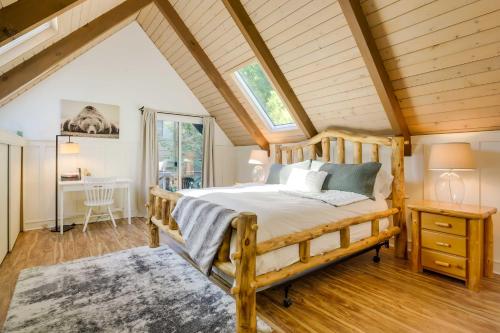 1 dormitorio con cama de madera en el ático en Steps to Lake Arrowhead Cabin with BBQ!, en Lake Arrowhead