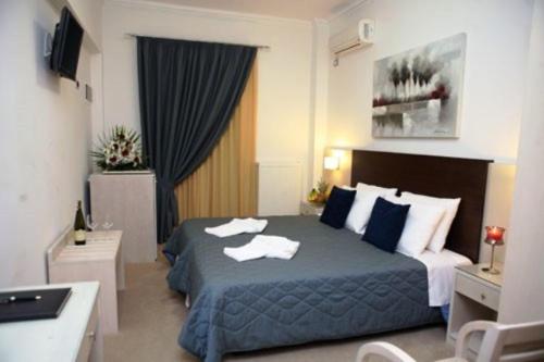 Ένα ή περισσότερα κρεβάτια σε δωμάτιο στο Omiros Luxury Hotel 