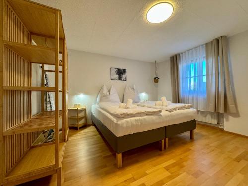 um quarto com uma cama grande e uma janela em Bauernchalet Alois em Dornbirn