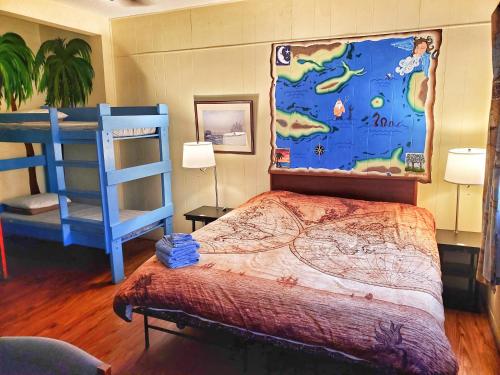 Кровать или кровати в номере The Pirate Haus Inn
