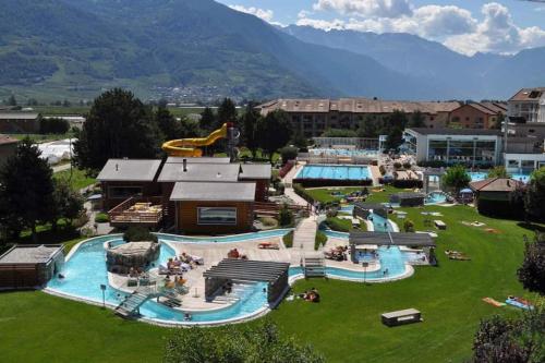 einen Vergnügungspark mit einem großen Pool und einem Resort in der Unterkunft Au Cœur du Vignoble Valaisan in Saint-Léonard