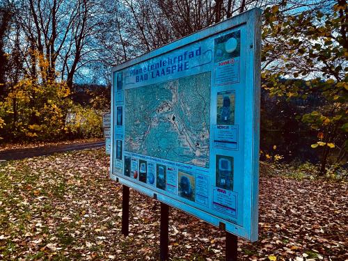 a sign in a park with a map at Ferienwohnung Niederlaasphe in Bad Laasphe
