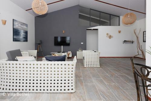 TV a/nebo společenská místnost v ubytování Villa Sweet Caraïbes, vue mer, jacuzzi