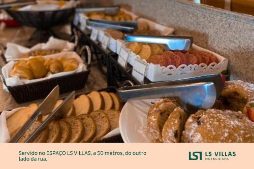 - un groupe de pâtisseries différentes sur un comptoir dans l'établissement LS Villas Tranquillità, à Águas de São Pedro