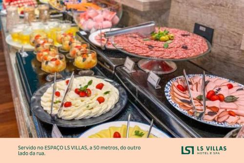un buffet avec de nombreux types de pizzas différents exposés dans l'établissement LS Villas Tranquillità, à Águas de São Pedro